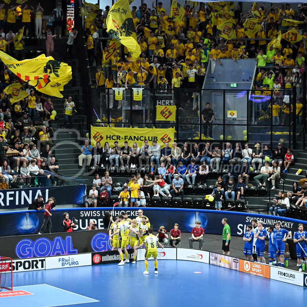 Zug United - HC Rychenberg - 25. April 2026 | Julian Egli (#10 HC Rychenberg Winterthur) erzielt das 0:2 unf jubelt mit seinen Kollegen und der HCR-Fankurve am L-UPL Superfinal-Spiel zwischen Zug United und HC Rychenberg am 25. April 2026 in der BCF Arena, Fribourg, Schweiz.Bild: Sportfotografie Markus Aeschimann | www.markus-aeschimann.ch - Realisiert mit Pictrs.com