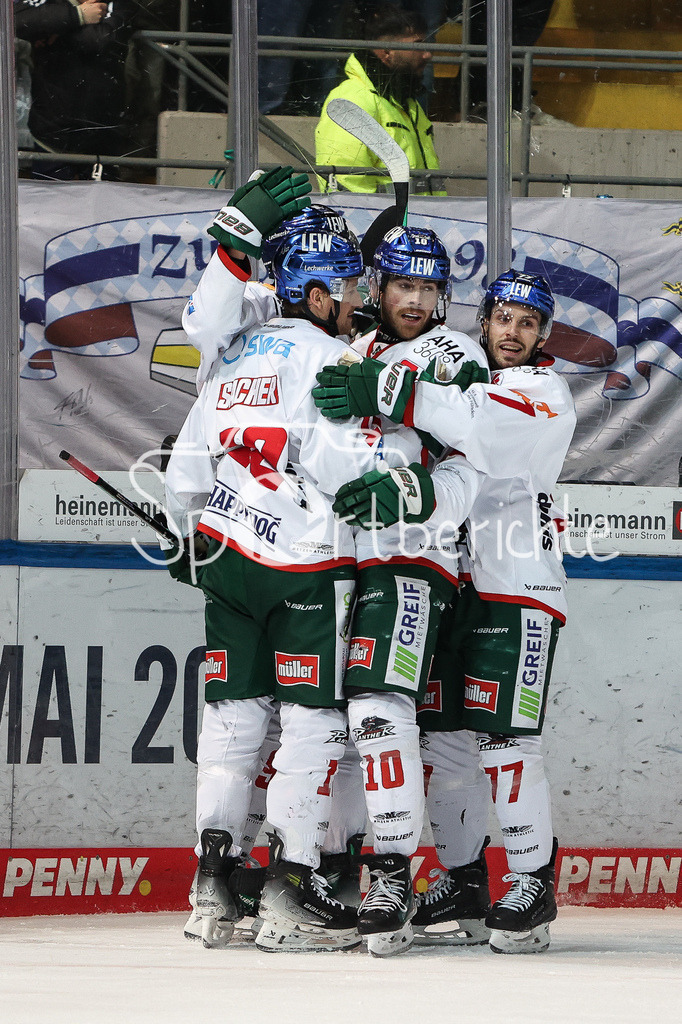 EHC München - Augsburger Panther | Grosser Jubel bei den Panthern nach dem Treffer zum 2-5 durch Mirko SACHER (AEV #12) / Tor / Freude / Torschuetze