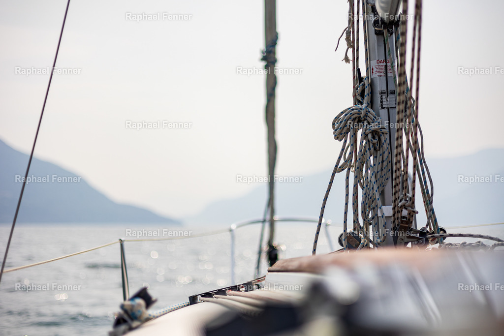 Segeln auf dem Lago Maggiore  | Erlebe eindrucksvolle Landschaftsfotografie aus dem Engadin und darüber hinaus. Raphael Fenner bietet zudem professionelle Fotoaufträge für Hochzeiten, Porträts und Unternehmen. Jetzt entdecken und inspirieren lassen!