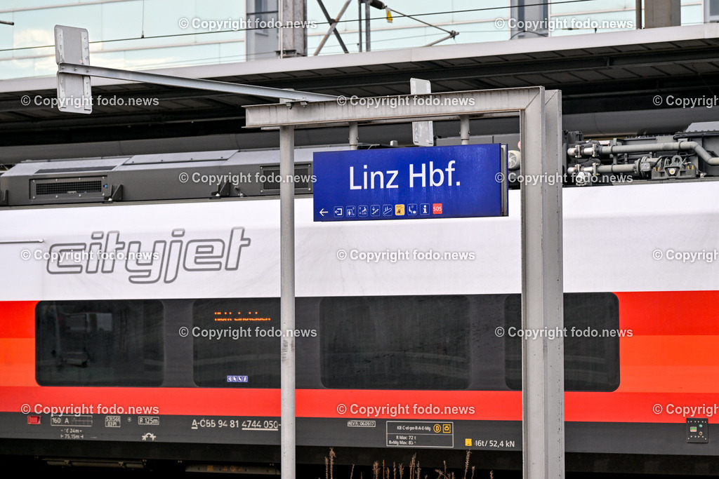 Hauptbahnhof Linz_ Bahnhofshalle_ Bahnsteig_ 26.12.2023-9 | 26.12.2023, Hauptbahnhof Linz, AUT, Bahnhofshalle und Bahnsteig, im Bild Bahnhofshalle, Bahnsteig, Zug, Fahrgaeste, Ticket, Ticketautomat, OEBB, Reisende, Gepaeck, Railjet, Westbahn, ICE, DB, Schild, Anzeigetafel, Linz