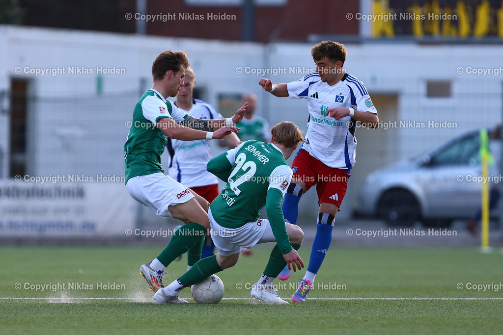 NH_HamburgerSVU21_VfBLübeck _RegionalligaNord_02042025 | #10 Bilal Yalcinkaya (Hamburger SV U21), #5 Luca Falk Menke und #22 Leon Sommer (beide VfB Lübeck)Fußball I Herren I Regionalliga Nord I Saison 2024-2025 I 28. Spieltag I Hamburger SV U21 - VfB Lübeck I 02.04.2025 I Stadion Hoheluft