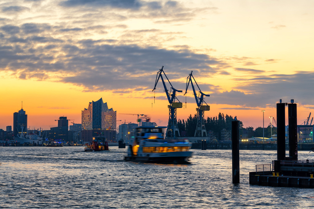 10221007 - Sonnenaufgang im Hamburger Hafen | Blick über die Elbe auf den Hamburger Hafen und die Elbphilharmonie am frühen Morgen.
