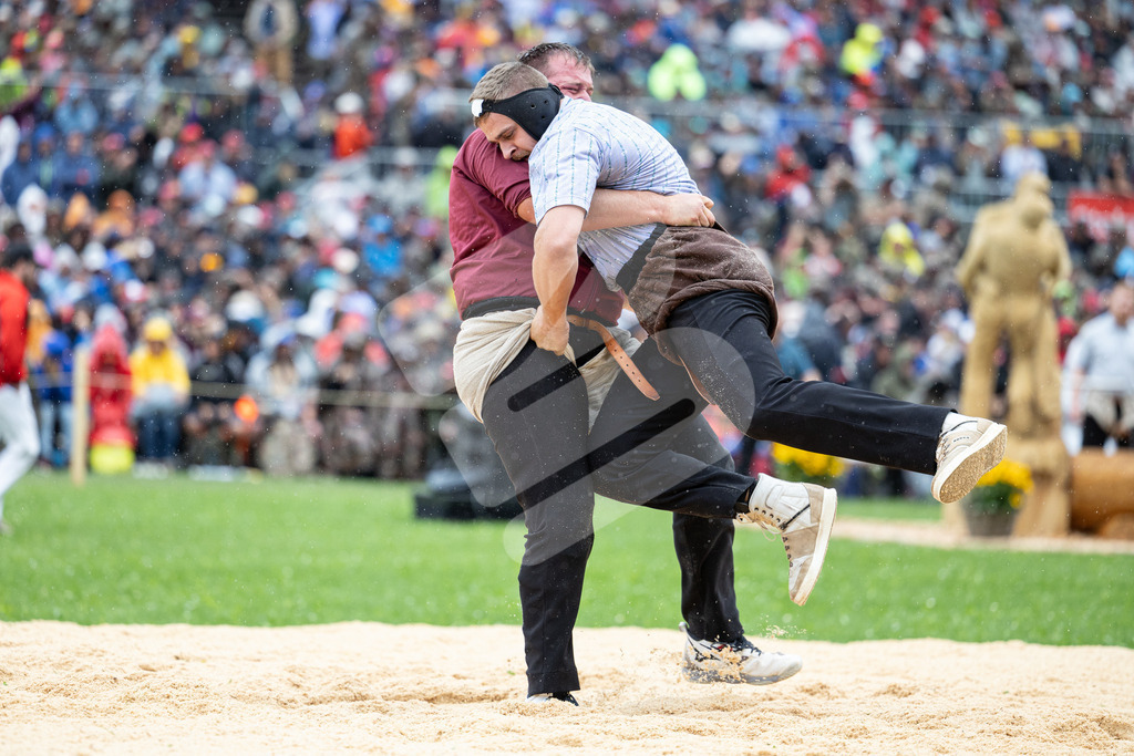 ESAF2025_04Gang_5425 | Die Schwinger des Schwyzer Kantonalen Schwingerverbandes: Fotos, die Dynamik und Leidenschaft festhalten, sowie emotionale Momente aus dem traditionellen Schwingsport zeigen. - Realisiert mit Pictrs.com