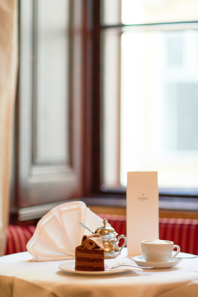 Demel K. u. K. Hofzuckerbäcker | Wien, Austria - August 09, 2017: Demel K. u. K. Hofzuckerbäcker; Anna Torte und Melange im Salon. - Realisiert mit Pictrs.com