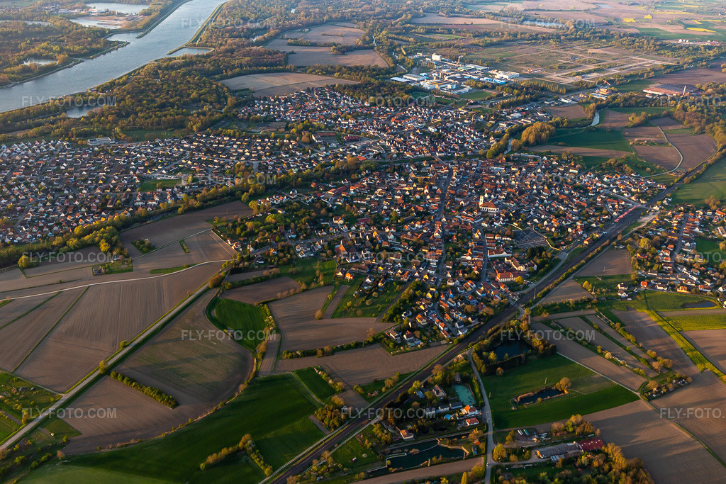 Aerial view: View of the streets and houses in the residential areas in Drusenheim in the state Bas-Rhin, France. – Photo: IMG_126533.jpg taken on 04/25/2021 by Werner Riehm/FLY-FOTO.com – Resolution of the original: 5356 x 3571 px