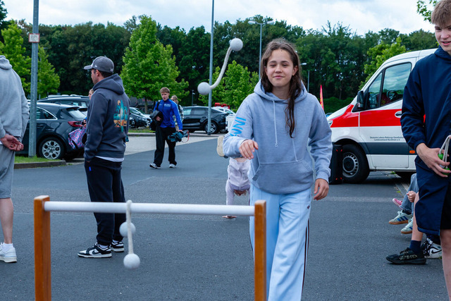 DLRG, Wettkampf, Rettungssport, Landesverbandsmeisterschaften 2026 13.06.2026 | Bedburg, Deutschland - June, 13: Sportler aus dem Bezirk Rhein-Erft der DLRG bei Spielen nach der Landesmeisterschaften im Rettungssport der DLRG Nordrhein. (Foto: Benedikt Lang (DLRG) - Realisiert mit Pictrs.com