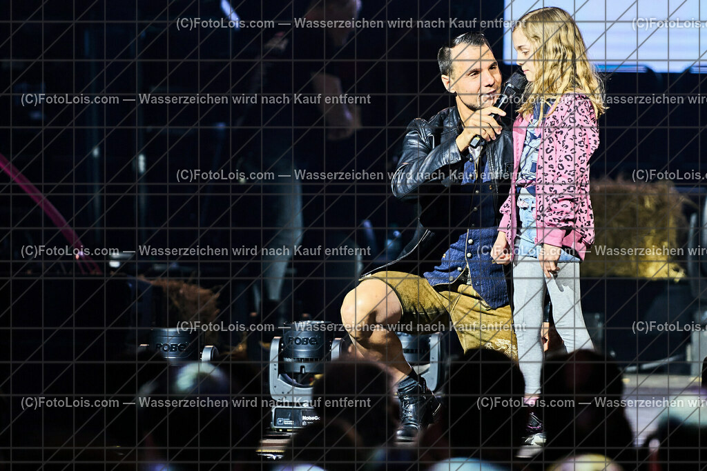 ALP2452_BergBauernTour-Konzert_Naschenweng Melissa | (C)FotoLois.com, Alois Spandl, BergBauernTour 2023 - Melissa Naschenweng, Tourstop in Wieselburg, Konzert im NV-Forum Wieselburg, Sa 8. April 2023.