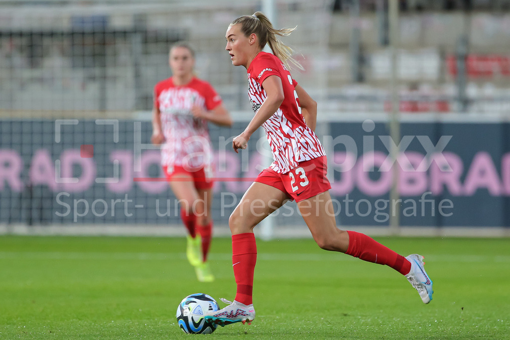 Fussball, Google Pixel Frauen-Bundesliga, SC Freiburg - SV Werder Bremen | v.li.: Marie Müller (SC Freiburg, 23) am Ball, Einzelbild, Ganzkörper, Aktion, Action, Spielszene, DIE DFB-RICHTLINIEN UNTERSAGEN JEGLICHE NUTZUNG VON FOTOS ALS SEQUENZBILDER UND/ODER VIDEOÄHNLICHE FOTOSTRECKEN. DFB REGULATIONS PROHIBIT ANY USE OF PHOTOGRAPHS AS IMAGE SEQUENCES AND/OR QUASI-VIDEO.
