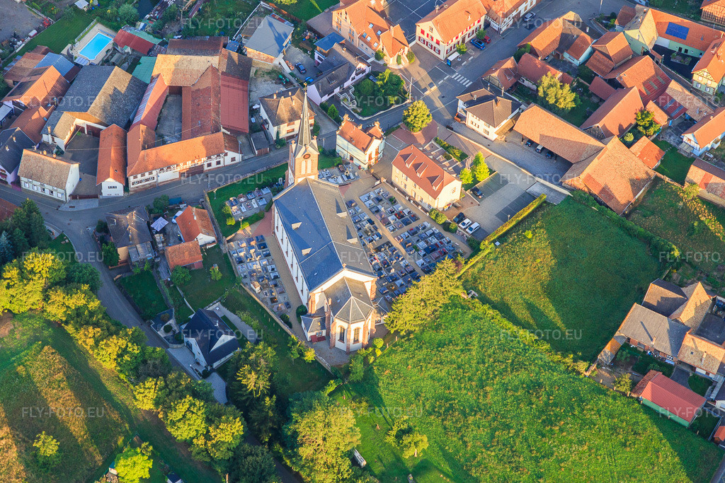 Vue aérienne: Église, école primaire et mairie au centre à Uhlwiller dans le département Bas Rhin, France – .Photo: IMG_138070.jpg prise le 19/08/2023 par Werner Riehm/FLY-FOTO.eu – Résolution de l'original: 5433 x 3622 px