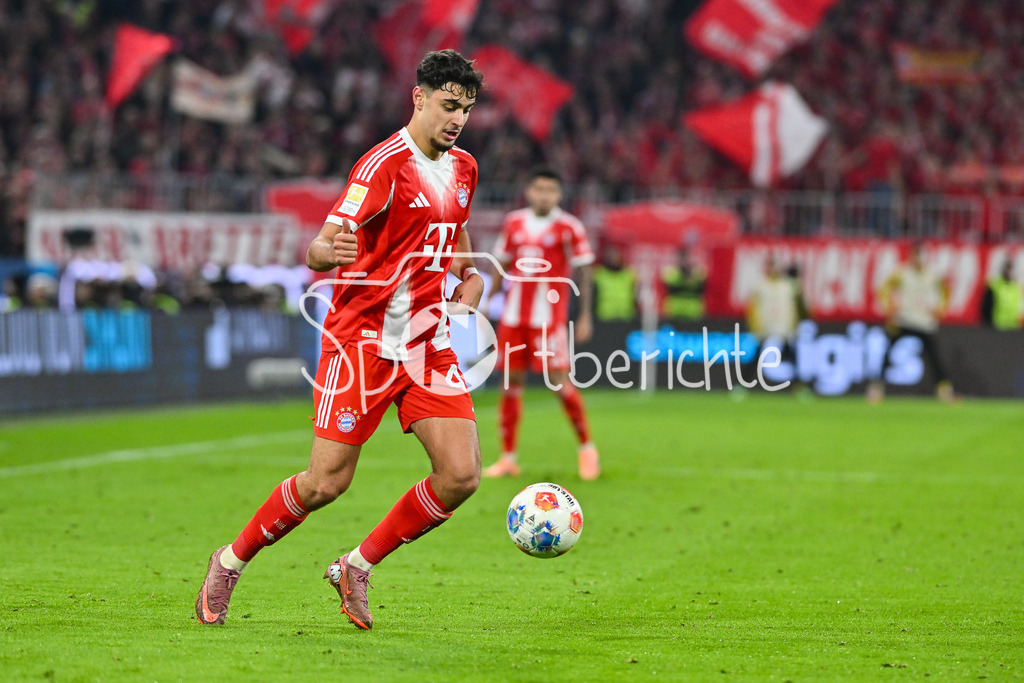 FC Bayern München - Borussia Dortmund | MUNICH, GERMANY - with ball Aleksandar PAVLOVIC (FC Bayern Munich 45) during the bundesliga match between FC Bayern Munich vs. Borussia Dortmund on matchday 7 at Allianz Arena on October 18, 2025 in Munich, Germany / DFL REGULATIONS PROHIBIT ANY USE OF PHOTOGRAPHS AS IMAGE SEQUENCES AND/OR QUASI-VIDEO