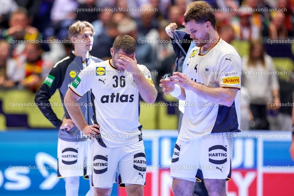 EHF17012602091 | 17.01.2026, Handball, Men's EHF EURO 2026, Deutschland - Serbien, Jyske Bank Boxen in Herning, Dänemark, Preliminary Round: Enttäuschte Gesichter nach der Niederlage von Deutschland gegen Serbien.  Mathis Häseler (Germany #14)  Lukas Mertens (Germany #36)  Johannes Golla (Germany #04) 