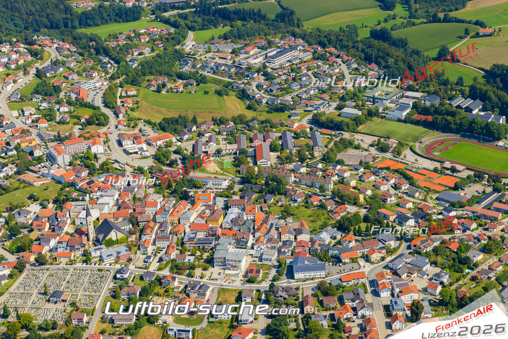 Luftaufnahme der Stadt Hauzenberg - Die Luftaufnahme wurde 2025 vom UL-Flugzeug heraus erstellt ( keine Drohne ) - Hochauflösende Luftaufnahme - für professionelle Ausdrucke geeignet. Die Geschenkidee !Mit Lizenz und Bildrechte bestellbar