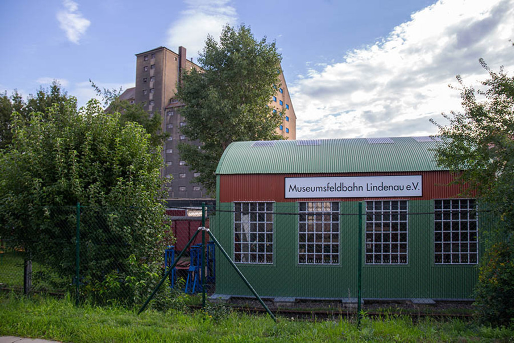 Museumsfeldbahn Lindenau | Entdecke über 20 Kategorien Leipzig-Motive: Foto-Downloads, hochwertige Poster, Leinwand- & Fine-Art-Prints. Jetzt Lieblingsfoto im Bildlexikon Leipzig Shop bestellen!