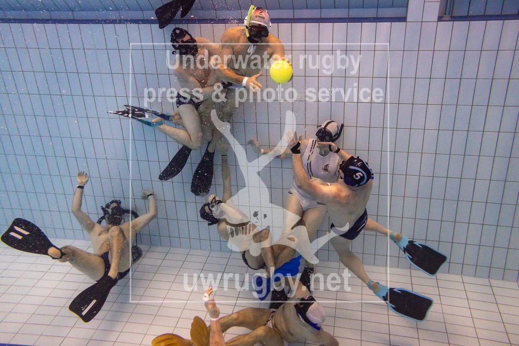 TC Bamberg vs. TSV Malsch, Unterwasser-Rugby, 1. Bundesliga Süd, 5. Spieltag, 2024/2025, 23.03.2025 | TC Bamberg (weiß) vs. TSV Malsch, (blau). Szene vor dem Malscher Tor, während Andreas Weißenberger (TC Bamberg #15) in Ballbesitz ist. - Realisiert mit Pictrs.com