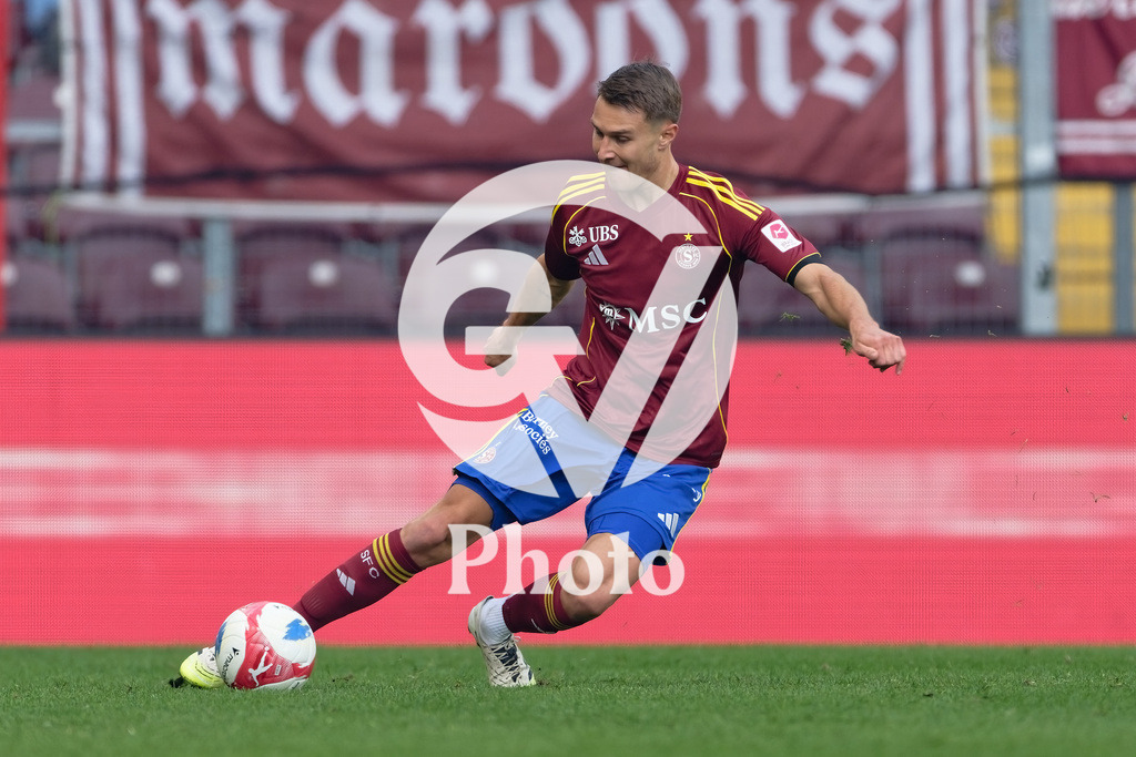 Brack Super League - Servette FC v FC Zurich | Marco Burch (15 Servette FC) shoots the ball (action)  during the Brack Super League match between Servette FC and FC Zurich at Stade de Geneve in Geneva, Switzerland