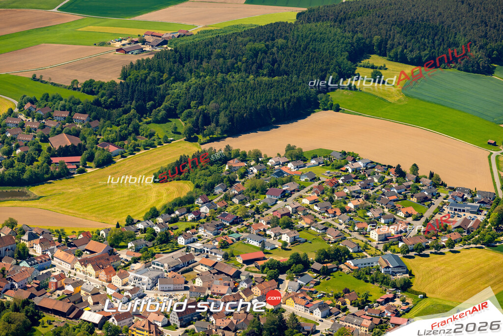 Das Luftbild zeigt :  Stamsried - Die Luftaufnahme wurde 2024 vom UL-Flugzeug aus erstellt ( keine Drohne ) - Hochauflösende Luftaufnahme - Für grossformatige Ausdrucke geeignet. Die Geschenkidee !Mit Lizenz und Bildrechte bestellbar
