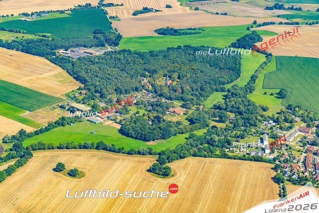 Übersichts Bild Blowatz - Die Luftaufnahme wurde 2025 vom UL-Flugzeug heraus erstellt ( keine Drohnenaufnahme ) - Hochauflösende Luftaufnahme - für Wandbilder und großformatige Ausdrucke geeignet. Das besondere Geschenk!Hier alle&nbsp;Infos zur Lizenzierung der LuftaufnahmeWir fliegen auch dieses Jahr wieder in Ihre Region um Luftbilder zu erstellen.- Luftbild anfragen