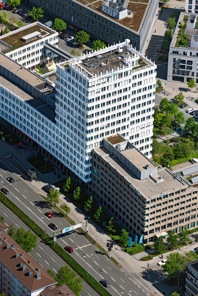 dr__0064002.jpg | MüNCHEN 29.04.2025 Hochhaus- Gebäude der Hotelanlage Motel One an der Werner-Schlierf-Straße, Tegernseer Landstraße in München im Bundesland Bayern, Deutschland. // High-rise building of the hotel complex Motel One on street Werner-Schlierf-Strasse, Tegernseer Landstrasse in Munich in the state Bavaria, Germany. Foto: Daniel Reiter