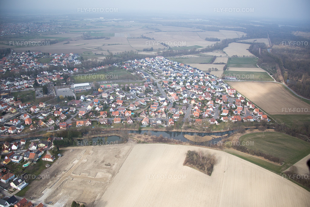 Aerial view: View of the town in Offendorf in the state Bas-Rhin, France.Photo: IMG_086618.jpg taken on 03/19/2016 by Werner Riehm/FLY-FOTO.comResolution of the original: 5472 x 3648 px