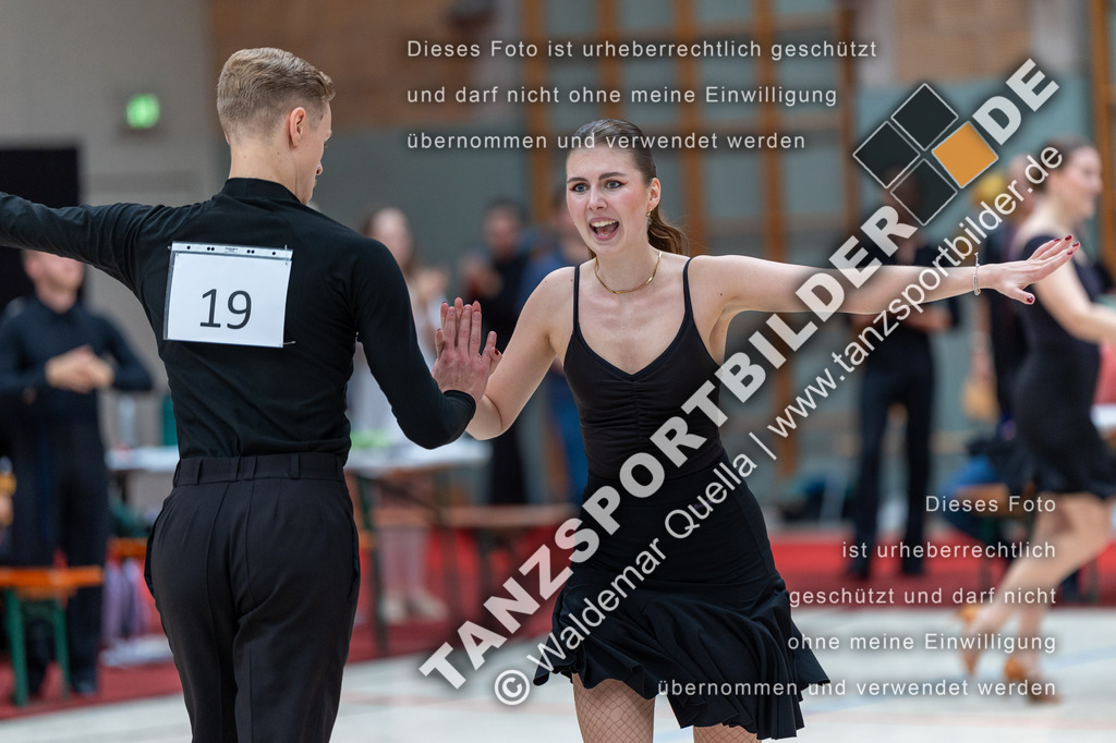 20240810-01182 | Hier finden Sie Tanz Bilder vom Latein und Standard Formationen tanzen. Sportbilder vom Tanzsport. Schöne Fotos und von Weltmeisterschaft, Europameisterschaft, Bundesliga, Regionalliga, Oberliga und Landesliga sowie von GOC Stuttgart, DanceComp, WM Bremen