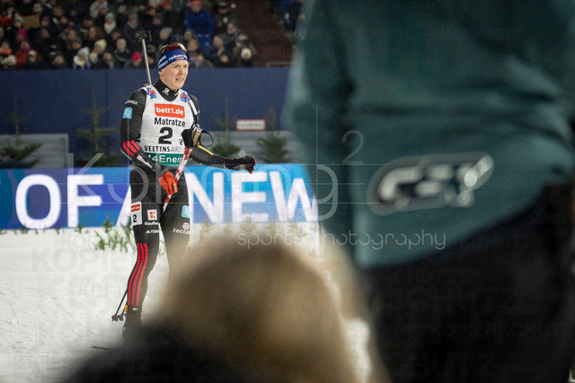 bett1.de WTC Biathlon auf Schalke, 28.12.2025 | Justus Strelow (Team Deutschland 1) Ankunft am Schießstand bei der World Team Challenge (bett1.de WTC Biathlon auf Schalke) am 28.12.2025 in der Veltins-Arena in Gelsenkirchen (Deutschland). 