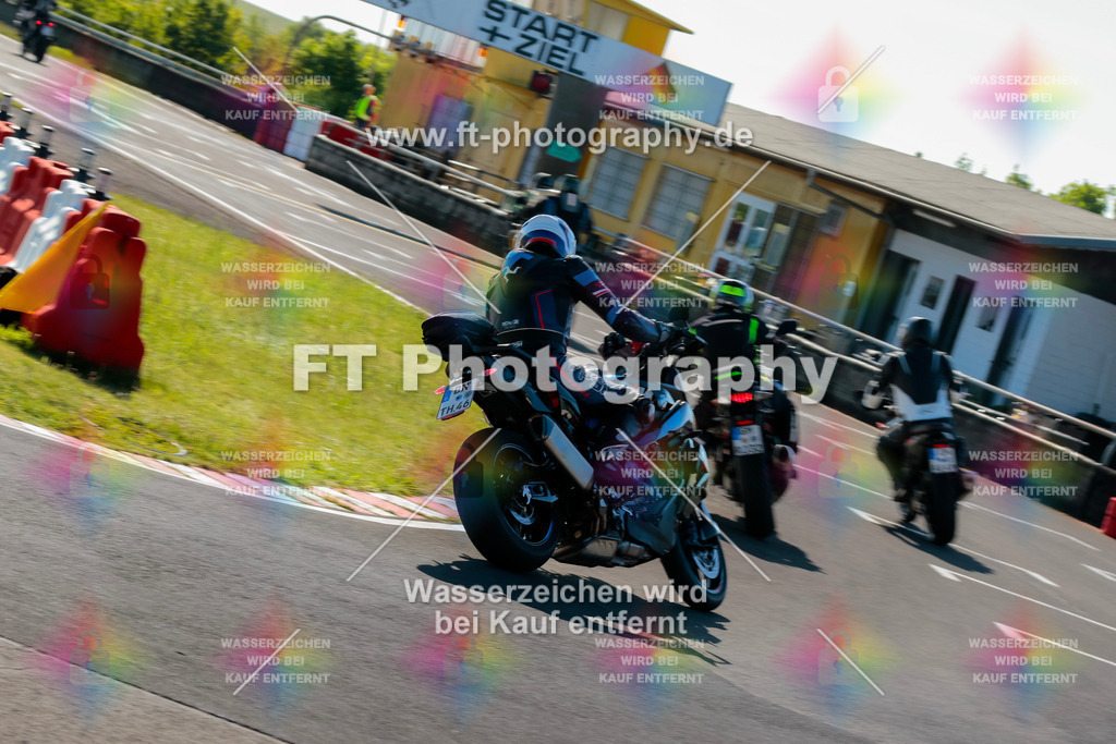 Moto-TeamOBK-21205 | Hier findet Ihr Bilder von Touristenfahrten auf der Nürburgring Nordschleife oder von anderen Veranstaltungen die ich besucht habe. Viel Spass beim Durch Schauen 