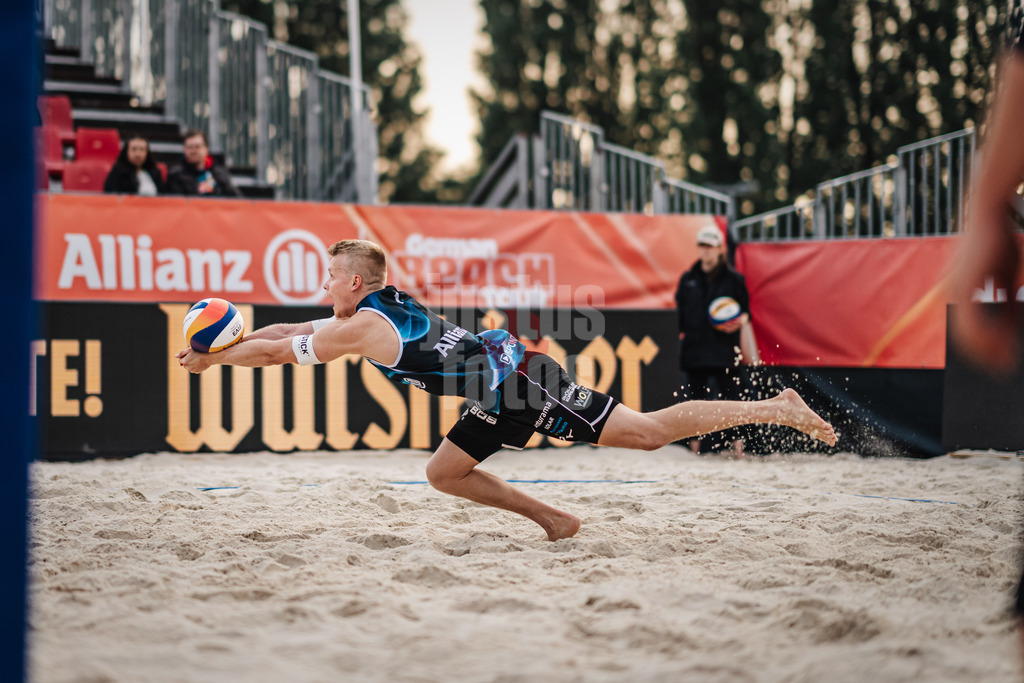 Beachvolleyball | Männer | German Beach Tour 2024 | Tourstop Bremen | 07.06.2024 | Georg Wolf spielt den Ball