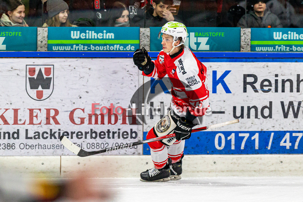 Spiel 3 Finale TSV Peißenberg Miners vs EHC Königsbrunn | Eishockey Bayernliga Playoffs 2023/2024, Spiel 3 Finale TSV Peißenberg Miners vs EHC Königsbrunn, 20240328,
Jubel Ryan MURPHY (Miners 15),
2024-03-28 in Peißenberg (Eisstadion)
15 Ryan MURPHY (Miners 15)
Copyright: WolfgangxLindner foto-lindner.de