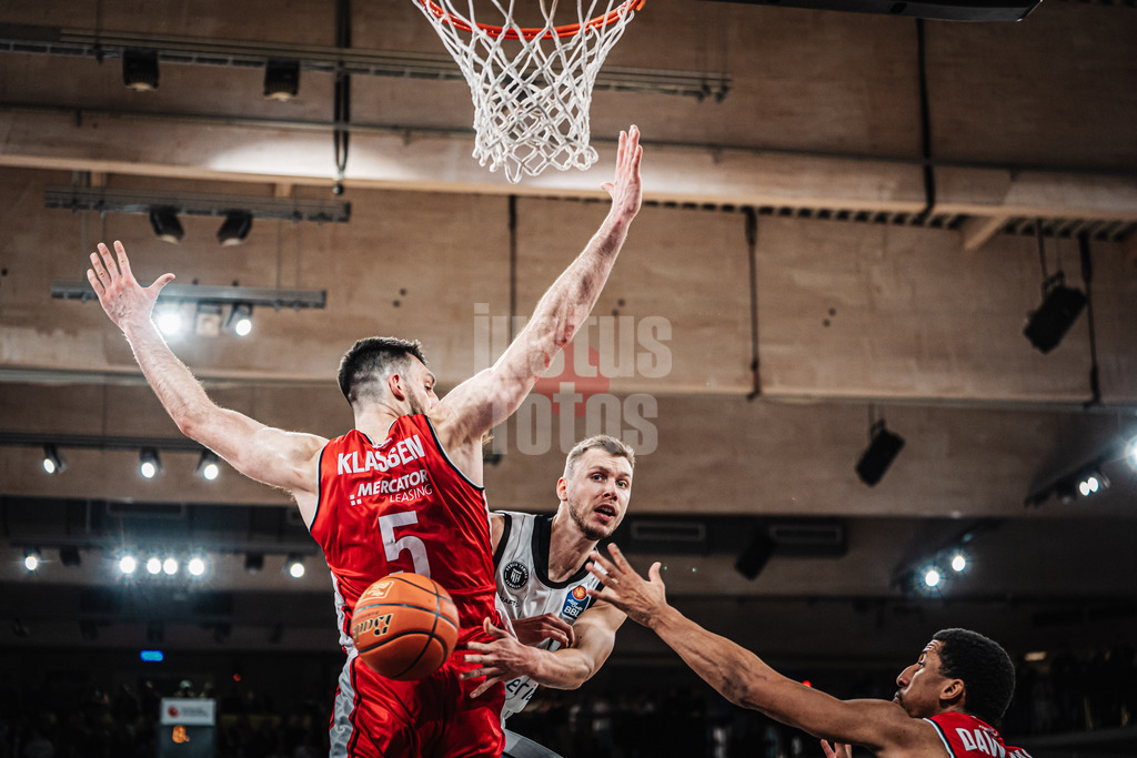 Basketball | Männer | Saison 2024/2025 | easyCredit Basketball Bundesliga | 18. Spieltag | Veolia Towers Hamburg vs. FIT/One Würzburg Baskets | 26.01.2025 | Niklas Wimberg (#17, Veolia Towers Hamburg) spielt einen Pass vorbei an Owen Klassen (#5, FIT/One Würzburg Baskets)