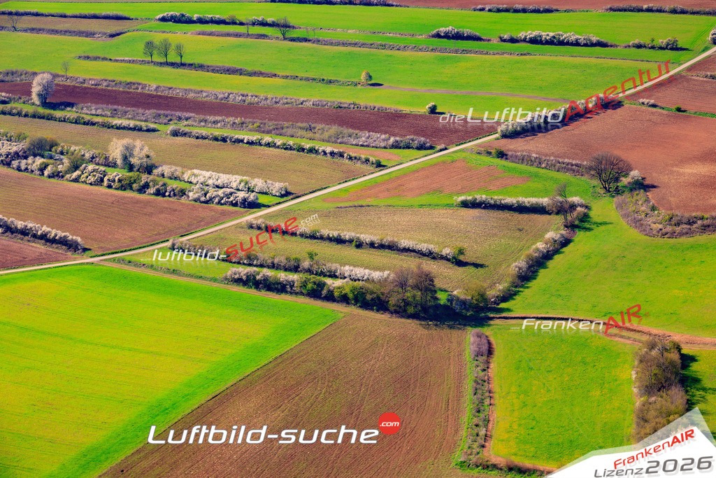 Die Luftaufnahme Kreuzberg - Marktrodach wurde 2017 mittels Flugzeug (keine Drohne) erstellt. Perfekte Schärfe und Druck- Auflösung- Garantiert!