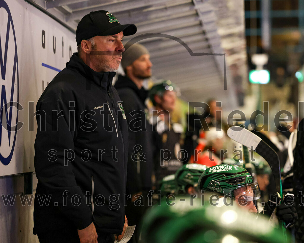 2024-02-23_100_TSV_Erding_gegen_ERSC_Amberg | Erding, Deutschland, 23.02.2024:
Eishockey, Bayernliga Playoffs 2023 / 2024, 3. Spieltag, TSV Erding gegen ERSC Amberg, Endergebnis: 2:3 n. V.

Teamchef Thomas Daffner (Erding Gladiators)

Foto: Christian Riedel / fotografie-riedel.net