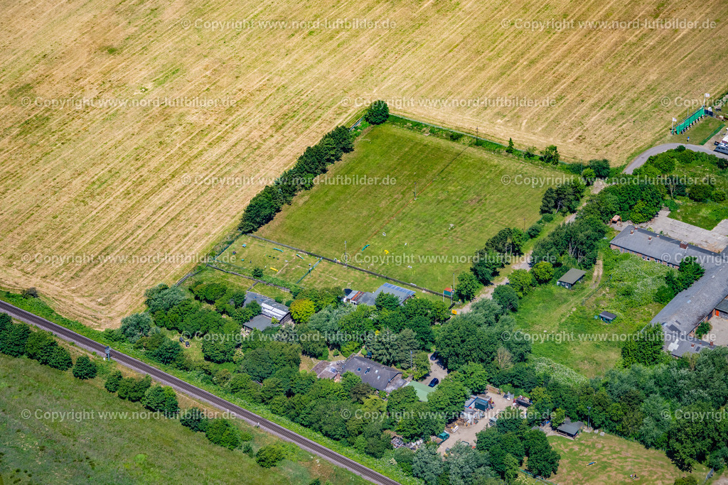 Sylt_Tinnum_Hundplatz_Gebrauchshundesportverein_Sylt_ELS_0163210625 | SYLT 21.06.2025 Hundeplatz im Ortsteil Tinnum in Sylt im Bundesland Schleswig-Holstein, Deutschland. // Ensemble of sports grounds on street Am Sportzentrum in the district Tinnum in Sylt North Sea Island in the state Schleswig-Holstein, Germany. Foto: Martin Elsen