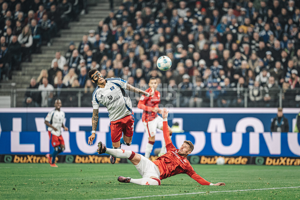 Fußball | Männer | Saison 2024/2025 | 2. Fußball-Bundesliga | 23. Spieltag | Hamburger SV vs. 1. FC Kaiserslautern | 21.02.2025 | v.l. Davie Selke (#27, HSV) gegen Jan Elvedi (#33, 1. FC Kaiserslautern)