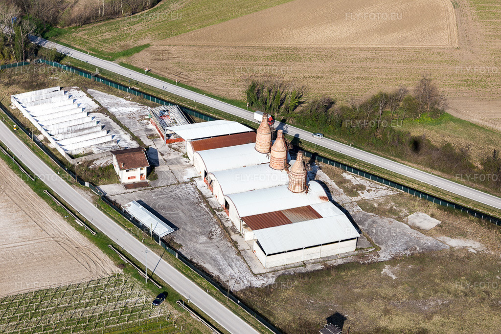 Vue aérienne: Vue de la ville à San Lorenzo dans le département Frioul-Vénétie Julienne, Italie. Photo: IMG_105761.jpg prise le 08/04/2018 par Werner Riehm/FLY-FOTO.eu – Résolution de l'original: 5472 x 3648 px