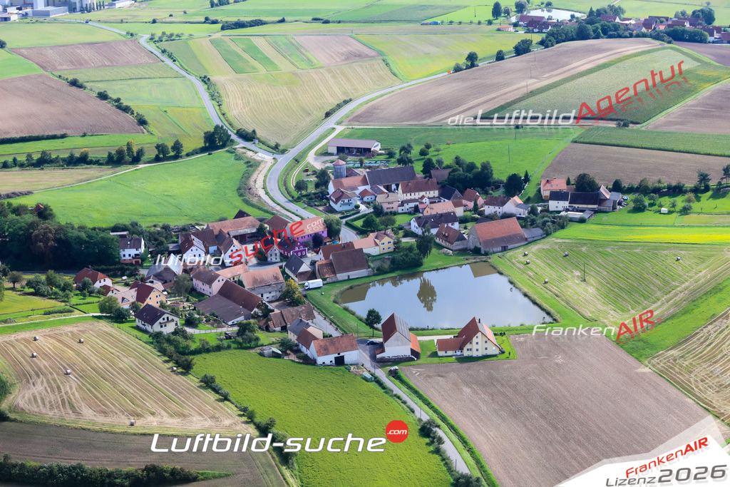Die Luftaufnahme der Stadt Pommersfelden wurde vom UL-Flugzeug heraus erstellt ( keine Drohne )- hohe Auflösung für beste Qualität
