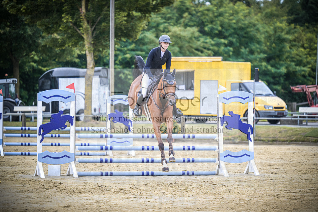 DOS_2409 | Entdecke hochwertige Reitturnierfotos von Foto Oger. Professionell, emotional und authentisch – jetzt Lieblingsmomente im Shop bestellen.Deutschlandweite Turnierfotografie. - Realisiert mit Pictrs.com