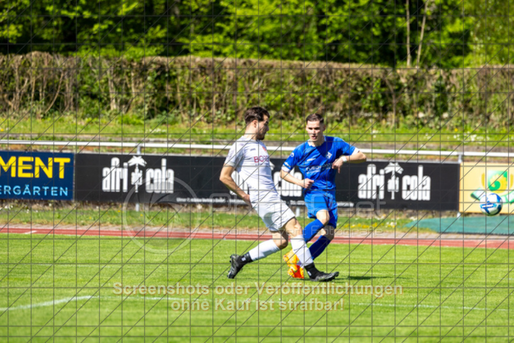 20250419_153301_0080 | #,1.FC Eislingen (blau) vs. Türksport Nürtingen (weiß), Fußball, Bezirksliga - Bezirk Neckar/Fils, 23. Spieltag, Saison 2024/2025, Rasenplatz, Eichbachstation, Haldenstraße 45, 73054 Eislingen, 19.04.2025 - 15:30 Uhr,Foto: PhotoPeet-Sportfotografie/Peter Harich