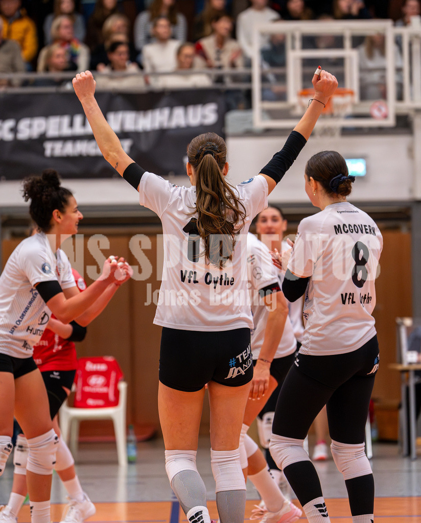 Volleyball I Frauen I Saison 2025-2026 I 2 Bundesliga Pro I 17. Spieltag VFL Oythe - VC Stralsund I 1494 | Freude beim Team des VFL Oythe - Realisiert mit Pictrs.com