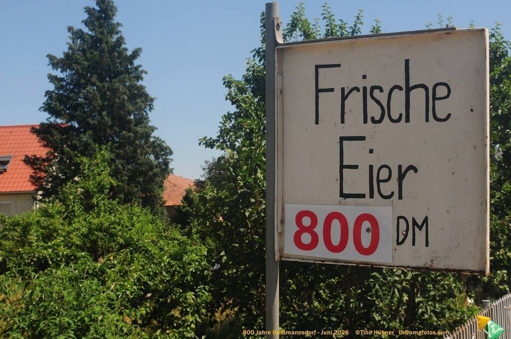 Geißmannsdorf-2026-Ortsbilder-385 | Geißmannsdorf bei Bischofswerda im Sommer 2026. Ein fotografischer Streifzug durch das Dorf Geißmannsdorf, mit Gebäuden, Straßen, Strohpuppen und geschmückten Vorgärten und Grundstücken anlässlich der 800-Jahr-Feier von Geißmannsdorf im Juni 2026 - Realisiert mit Pictrs.com