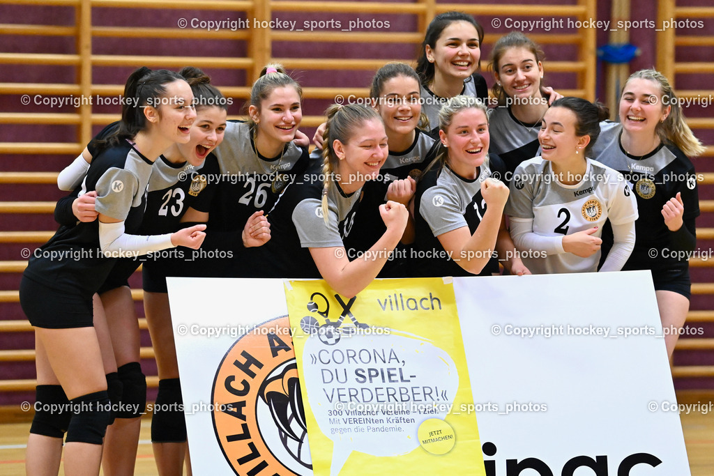 Askö Volley Eagles vs. Mühlviertel Volleys 17.12.2022 | Mannschaftsfoto ASKÖ Eagles Villach, #28 HATEMIC Gloria
Maxima, #23 VEIGL Valentina, #26 KUVEK Iva, #10 KRALL Johanna, #7 FANIC Nada, #13 BEBEKAJLO Vanessa, #2 KIRCHER Elisabeth, #25 SCHULER Chiara, #4 PICHLER Verena, #11 PRANJIC Ana, Jubel Askö Eagles Villach