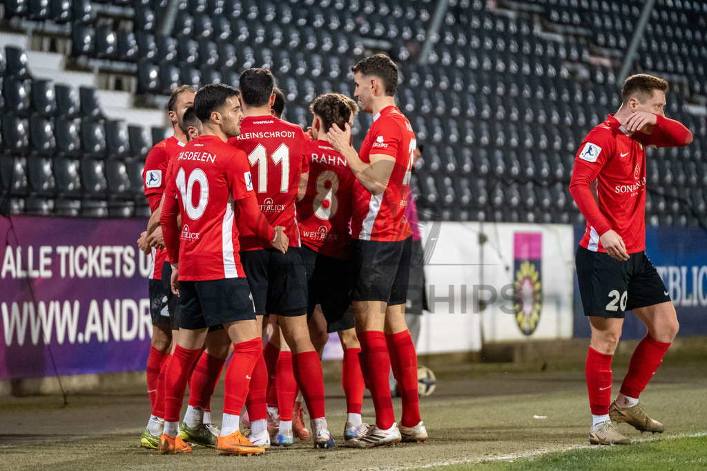 SG Sonnenhof Grossaspach vs. SSV Ulm 1846 Fussball, Fussball, WFV-Pokal, Viertelfinale, 01.04.2026 | Kollektiver Torjubel nach dem Treffer zum 2:1 durch Elias Rahn (SG Sonnenhof Grossaspach, #08),SG Sonnenhof Grossaspach vs. SSV Ulm 1846 Fussball, Fussball, WFV-Pokal, Viertelfinale, 01.04.2026