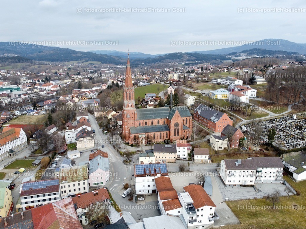 Stadtpfarrkirche St. Nikolaus in Zwiesel | DCIM\100MEDIA\DJI_0037.JPG - Realisiert mit Pictrs.com