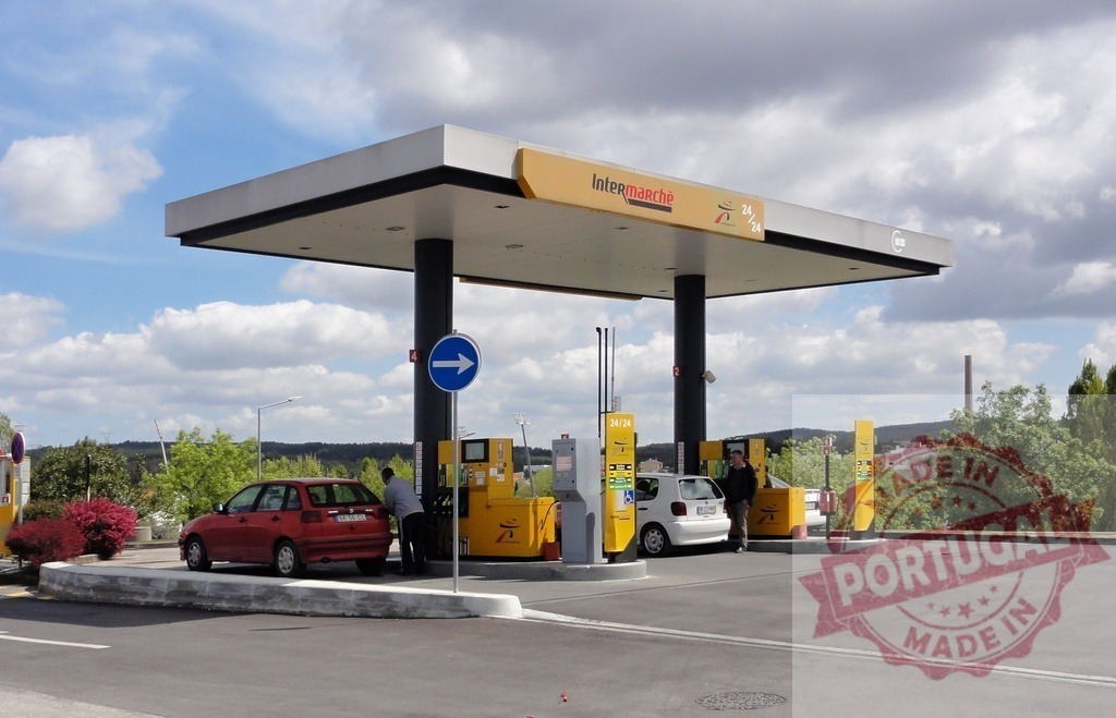 Intermarché gas station with cars refueling at pumps | Drivers filling up vehicles at a service station under a cloudy sky - Realisiert mit Pictrs.com