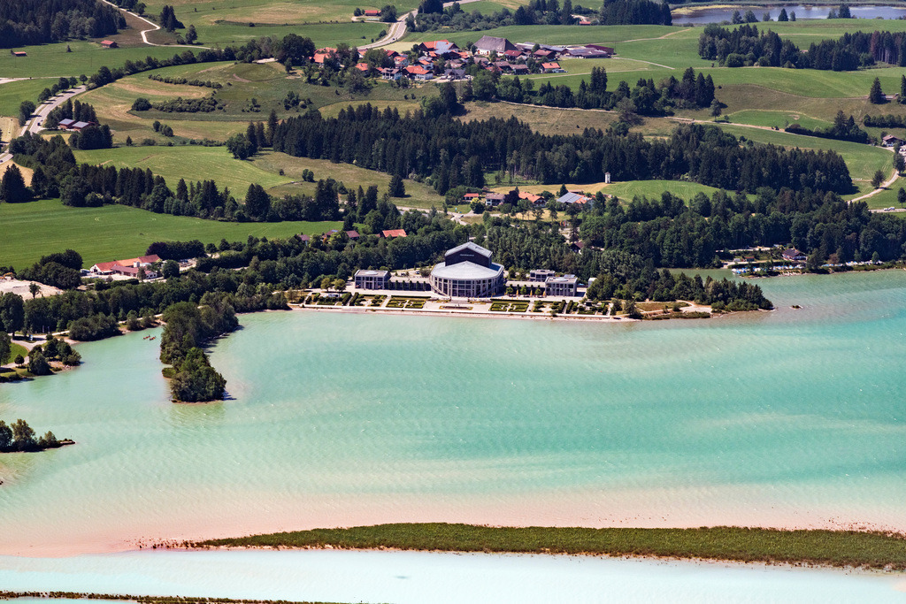 dr__0100971.jpg | FüSSEN 13.06.2023 Ludwigs Festspielhaus Füssen am Forggensee im Bundesland Bayern. Das Musiktheater wurde auf einem eigens aufgeschütteten Seegrundstück am Forggensee errichtet. 