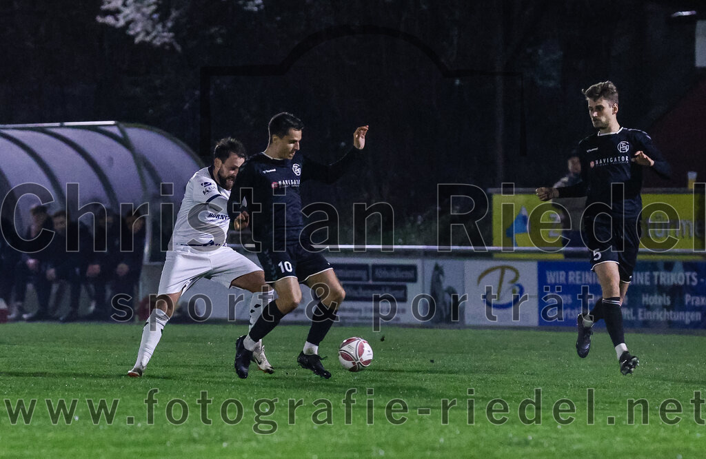 2024-03-15_012_FC_Schwaig_gegen_1_FC_Garmisch-Partenkirchen | Oberding, Deutschland, 15.03.2024:
Fußball, Landesliga Südost 2023 / 2024, 25. Spieltag, FC Schwaig gegen 1. FC Garmisch-Partenkirchen, Endergebnis: 4:0

Vincent Sommer (FC Schwaig, #10), Mario Simak (FC Schwaig, #5)

Foto: Christian Riedel / fotografie-riedel.net