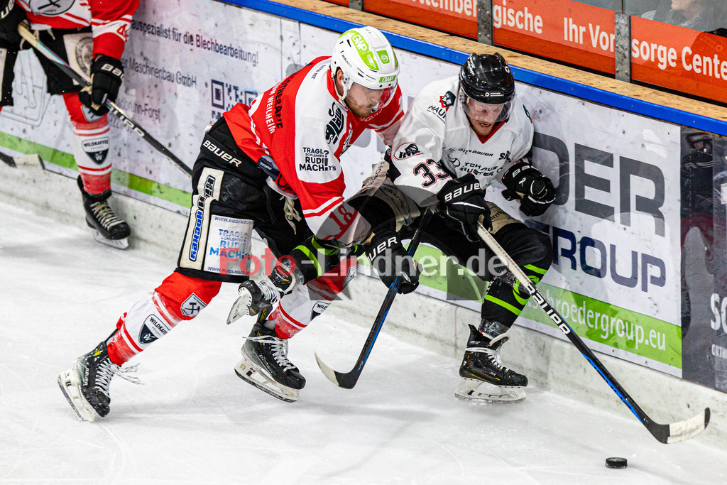 Spiel 1 Finale TSV Peißenberg Miners vs EHC Königsbrunn | Eishockey Bayernliga Playoffs 2023/2024, Spiel 1 Finale TSV Peißenberg Miners vs EHC Königsbrunn, 20240322,
Duell zwischen Valentin HÖRNDL (Miners 18) und Peter BRÜCKNER (EHC 33),
2024-03-22 in Peißenberg (Eisstadion)
33 Peter BRÜCKNER (EHC 33), 18 Valentin HÖRNDL (Miners 18)
Copyright: WolfgangxLindner foto-lindner.de