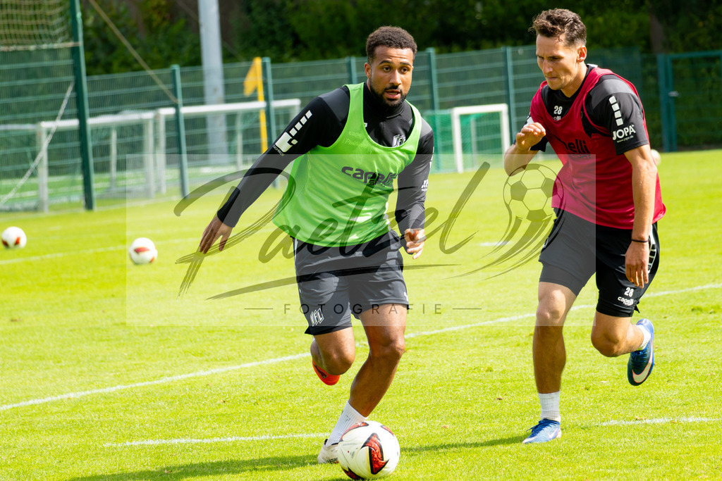 20260909_TRAOSN_0362 | Fußball, Herren: Daniel Kyereh (VfL Osnabrück) und Konrad Faber (VfL Osnabrück) im Zweikampf beim Training des VfL Osnabrück am 09.09.2026 im Sportpark Illoshöhe in Osnabrück, Deutschland.(Foto von Nico Paetzel) - Realisiert mit Pictrs.com