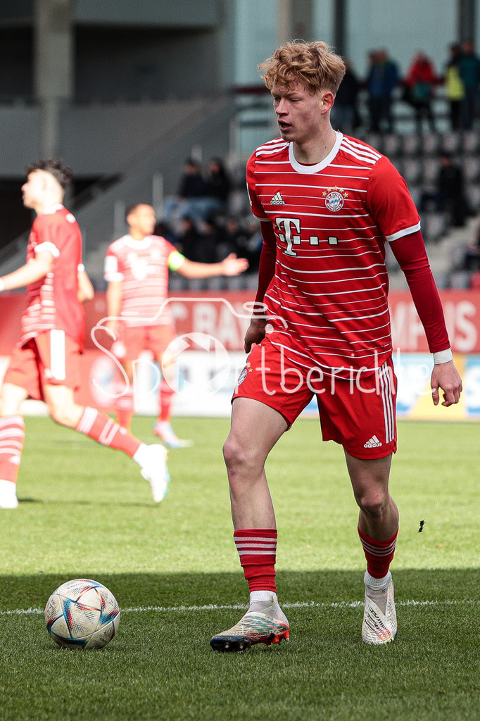 FC Bayern Muenchen U19 - FC Augsburg U19 | Lennard BECKER (FCB #7) am Ball