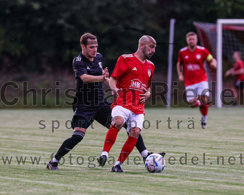 2023-08-25_014_FC_Finsing_gegen_FC_Lengdorf | Finsing, Deutschland, 25.08.2023:
Fußball, Kreisliga 2023 / 2024, 6. Spieltag, FC Finsing gegen FC Lengdorf, Endergebnis: 5:0

Andre Huber (FC Finsing, #9), Gianfranco Soave (FC Lengdorf, #8)

Foto: Christian Riedel / fotografie-riedel.net