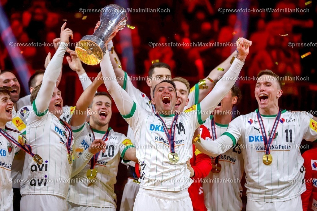 xSSCx19042602090 | 19.04.2026, xsscx, Handball, DHB-Pokal Lidl Final4, Finale, Füchse Berlin - Bergischer HC, Saison 2025 / 2026 Herren, Lanxess Arena, Köln: Die Mannschaft der Füchse Berlin feiert den Sieg im DHB-Pokal, Aitor Arino (Füchse Berlin #14)  Photo: xSandraxScherningxPressefotoKochx